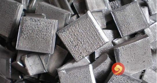 5月期鎳連續(xù)第三個月下跌，周四觸及去年6月來最低水準每噸8,810美元，今年迄今下跌12%，是跌幅最大的主要基本金屬。